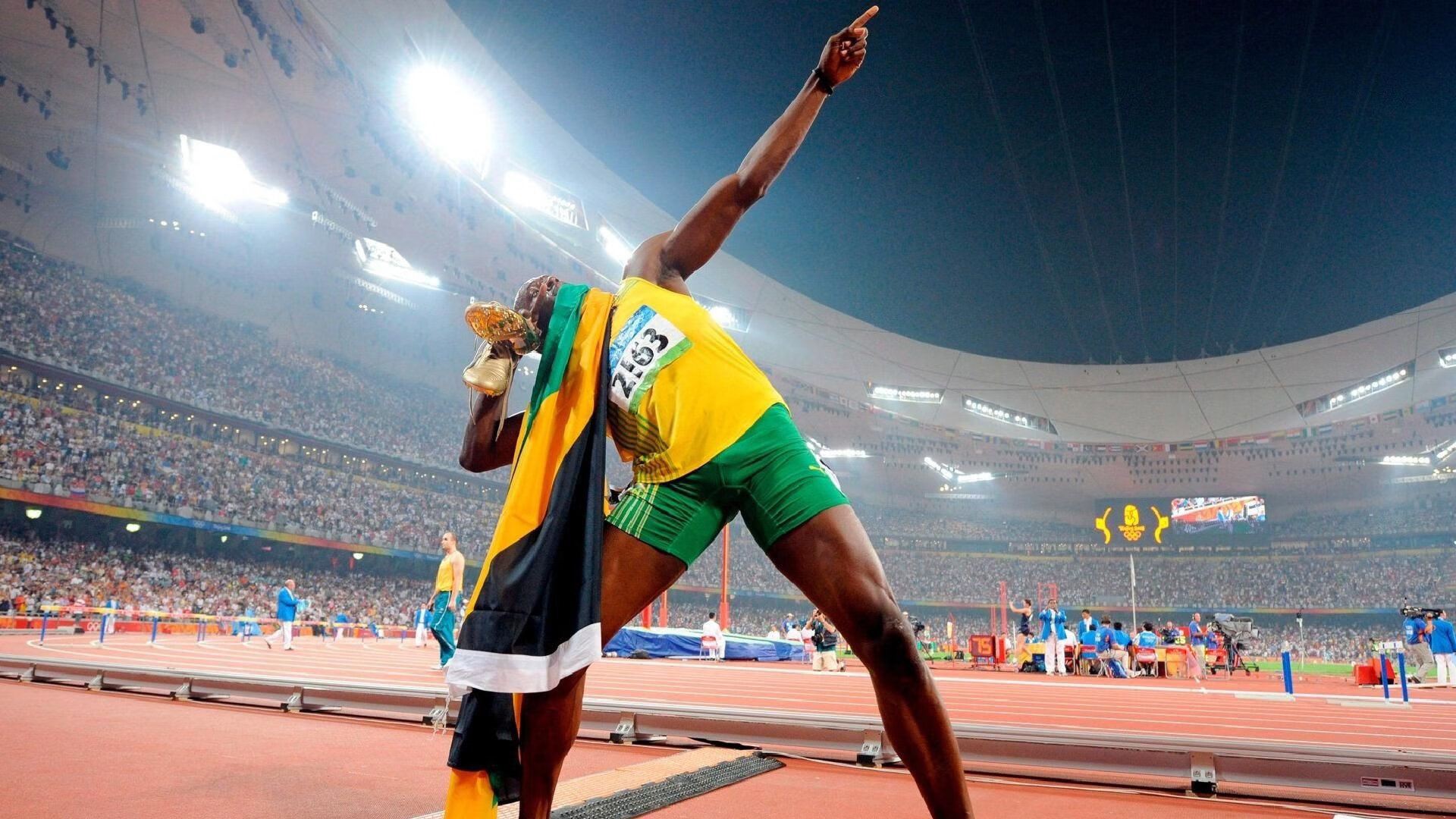 紧张刺激:王强最后一秒三分绝杀,场内欢呼!,王强最后9小时