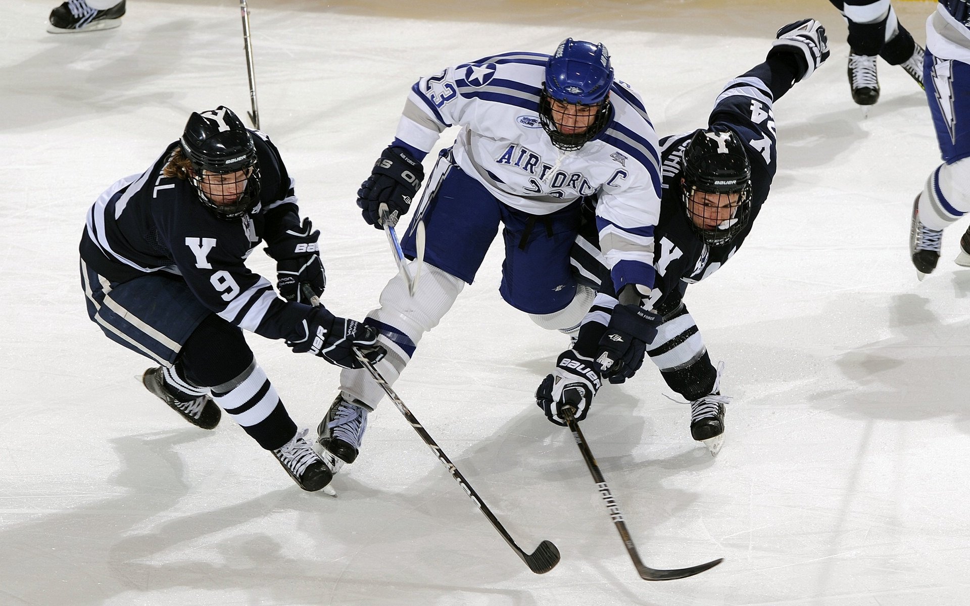 追赶赛中的精彩超车瞬间，追车比赛